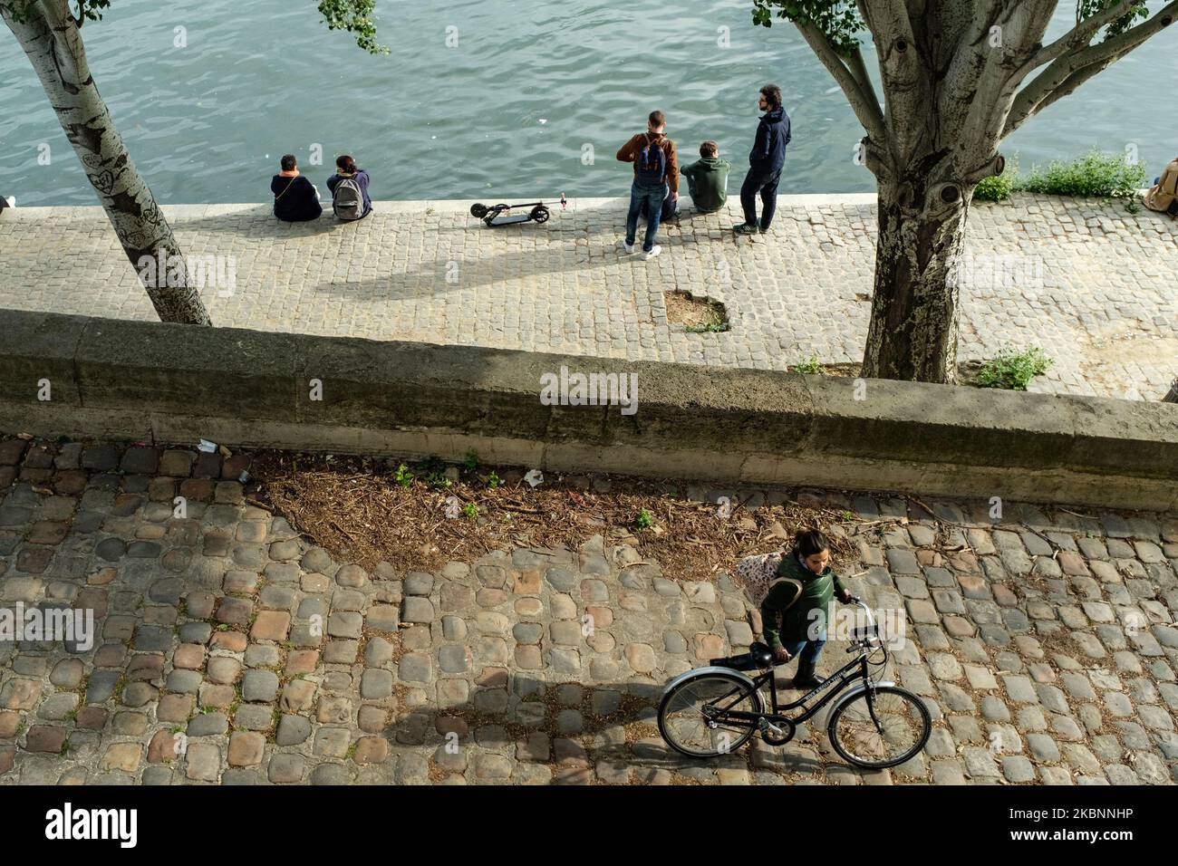 Diesen Dienstag, den 12. Mai 2020, in Paris, einen Tag nach dem Ende der Sperre in Frankreich aufgrund der COVID-19-Pandemie, Und am Tag nach einer Kontroverse über die Menschenmengen, die an den Kais des Canal Saint-Martin und der seine wegen gigantischer Aperitifs beobachtet wurden, die zu einem Alkoholverbot an diesen Orten führten, Am Ende des Tages versammeln sich die Pariser an den Kais, um die Sonne zu genießen und zu Fuß oder mit dem Fahrrad zu gehen. (Foto von Samuel Boivin/NurPhoto) Stockfoto