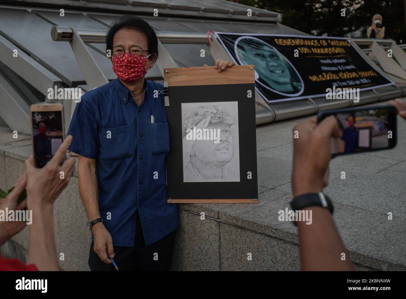 Demonstranten in Rothemden bei Protesten 2010, während seine Zeichnung auf einem Blatt Papier gemacht wird, versammeln sich zum Gedenken und zünden Kerze an den Jahrestag des 10.-jährigen Vergehens von General Khattiya Sawasdipol (Seh Daeng) am 13. Mai 2020 in Bangkok, Thailand, an der MRT-Station Silom. Generalmajor Khattiya Sawasdipol (sehr Daeng) Er ist eine herausragende Person der Royal Thai Army, Er wurde am Abend des 13. Mai 2010 von einem Scharfschützen an der Kreuzung der Silom MRT-Station von der Teilnahme an demokratischen Demonstrationen geschossen. (Foto von Vachira Vachira/NurPhoto) Stockfoto