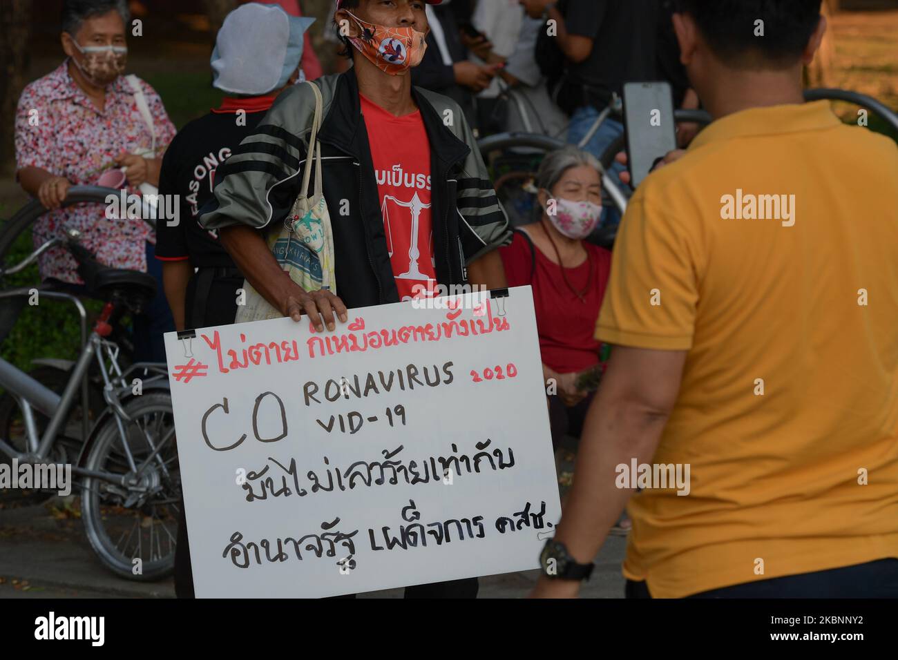 Ein protestantischer Rothemd-Demonstranten bei Protesten 2010 hält ein Plakat, das zum Gedenken an den 10.-jährigen Todestag von General Khattiya Sawasdipol (Seh Daeng) am 13. Mai 2020 in Bangkok, Thailand, in der MRT-Station Silom vergeht. Generalmajor Khattiya Sawasdipol (Seh Daeng) er ist eine herausragende Person der Royal Thai Army, Er wurde am Abend des 13. Mai 2010 von einem Scharfschützen an der Kreuzung der Silom MRT-Station von der Teilnahme an demokratischen Demonstrationen geschossen. (Foto von Vachira Vachira/NurPhoto) Stockfoto