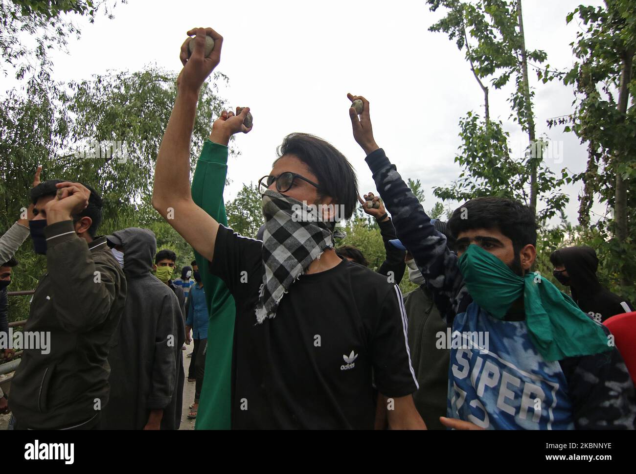 Kashmiri-Jungen rufen pro-Freiheit und anti-indische Slogans gegen die Tötung eines zivilen Mehraj-U-din Schahs aus, der am 13. Mai von indischen Soldaten in der Nähe eines Kontrollpunkts in Kawoosa, Narbal im Budgam im Zentrum von Kaschmir, getötet wurde. 2020.die Polizei sagte, dass ein Zivilist, der in einem Auto unterwegs war, an zwei Kontrollpunkten gesprungen sei, nach denen indische paramilitärische Soldaten auf ihn schossen, in denen er sich verletzt hatte.Er wurde in das Krankenhaus verlegt, wo ihn die Ärzte bei seiner Ankunft für tot erklärten. Der Vater des Opfers bestritt jedoch die Polizeiversion und sagte, dass sein Sohn keine Kontrollpunkte durchfahren habe und Soldaten ihn gestoppt und dann auf ihn geschossen hätten, Stockfoto