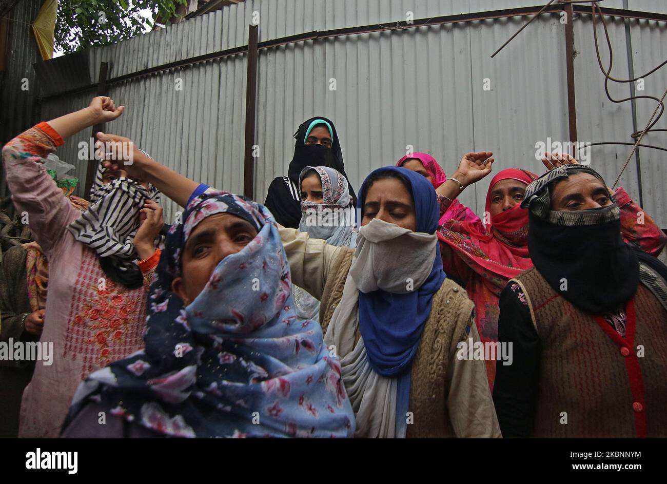 Frauen in Kaschmir rufen pro-Freiheit und anti-indische Slogans gegen die Tötung eines zivilen Mehraj-U-din Schahs aus, der am 13. Mai von indischen Soldaten in der Nähe eines Kontrollpunkts in Kawoosa, Narbal im Budgam im Zentrum Kaschmirs, getötet wurde. 2020.die Polizei sagte, dass ein Zivilist, der in einem Auto unterwegs war, an zwei Kontrollpunkten gesprungen sei, nach denen indische paramilitärische Soldaten auf ihn schossen, in denen er sich verletzt hatte.Er wurde in das Krankenhaus verlegt, wo ihn die Ärzte bei seiner Ankunft für tot erklärten. Der Vater des Opfers bestritt jedoch die Polizeiversion und sagte, dass sein Sohn keine Kontrollpunkte durchfahren habe und Soldaten ihn gestoppt und dann auf ihn geschossen hätten Stockfoto