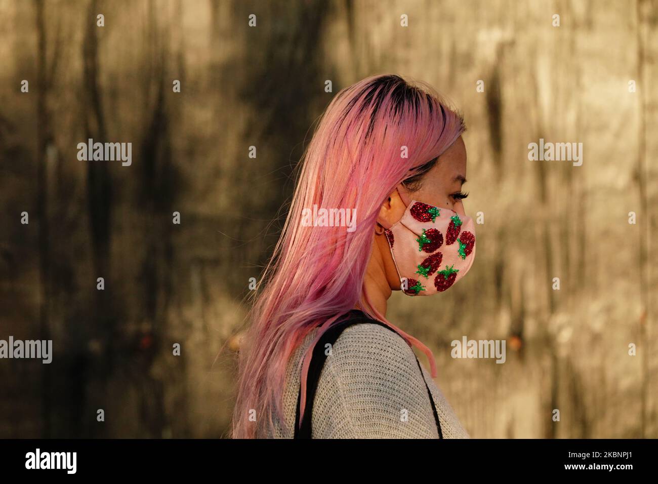 Eine Ansicht einer Person, die eine Maske trägt, während sie das Wetter im Domino Park während der Coronavirus-Pandemie am 13. Mai 2020 in Brooklyn, New York City, genießt. COVID-19 hat sich in den meisten Ländern der Welt verbreitet und forderte über 270.000 Menschenleben mit über 3,9 Millionen gemeldeten Infektionen. (Foto von John Nacion/NurPhoto) Stockfoto
