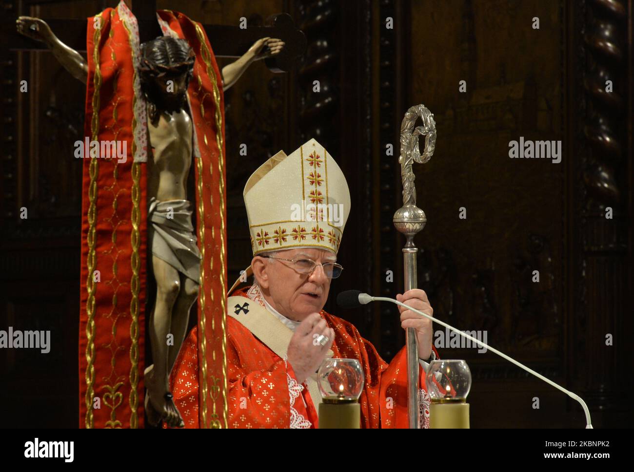 Der Erzbischof von Krakau, Marek Jedraszewski, wurde während einer Messe in der Erzengel Michael und in der Bischof- und Märtyrerbasilika Stanislaus, auch Skalka genannt, in Krakau gesehen. Erzbischof Jedraszewski trat heute Abend den Paulusvätern bei, um die Reliquien des heiligen Stanislaus zu verehren und Gott die Absichten der Gläubigen aus der gesamten Erzdiözese zu offenbaren. Am Mittwoch, den 13. Mai 2020, in Krakau, Polen. (Foto von Artur Widak/NurPhoto) Stockfoto