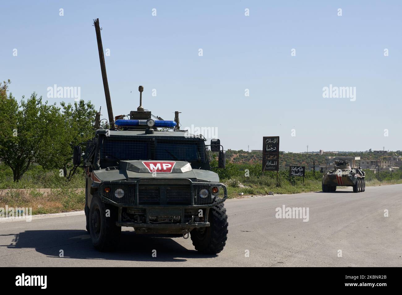 Am 14. Mai 2020 fährt im Rahmen einer gemeinsamen türkisch-russischen Militärpatrouille ein Fahrzeug der russischen Militärpolizei entlang der Autobahn M4, die die nordsyrischen Provinzen Aleppo und Latakia in der Nähe von Ariha in Syriens dschihadistisch kontrollierter nordwestlicher Provinz Idlib verbindet. (Foto von Karam Almasri/NurPhoto) Stockfoto