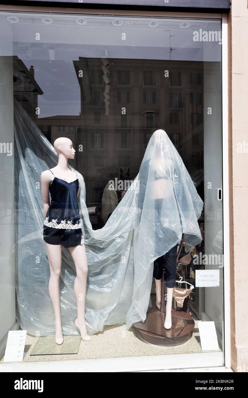 Zwei weibliche Dummies in einem engen Kleiderladen im Stadtzentrum von Roma während der ‘Fase 2’ (Phase 2), nach der Sperre der Nation aufgrund des Covid-19-Ausbruchs, Roma, 14.. Mai, Italien. (Foto von Matteo Trevisan/NurPhoto) Stockfoto