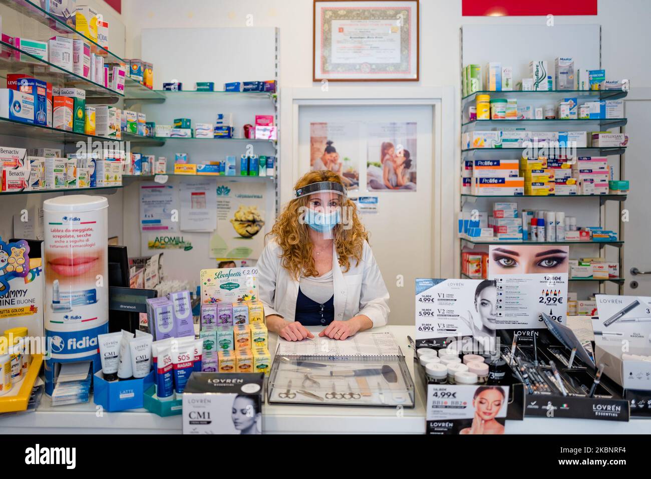 Der Arzt einer Parapharmazie stellt sich während der Notfallphase des Coronavirus in Molfetta, Italien, am 14. Mai 2020 auf der Arbeit, die alle Sicherheitsmaßnahmen ergreift. (Foto von Davide Pischettola/NurPhoto) Stockfoto