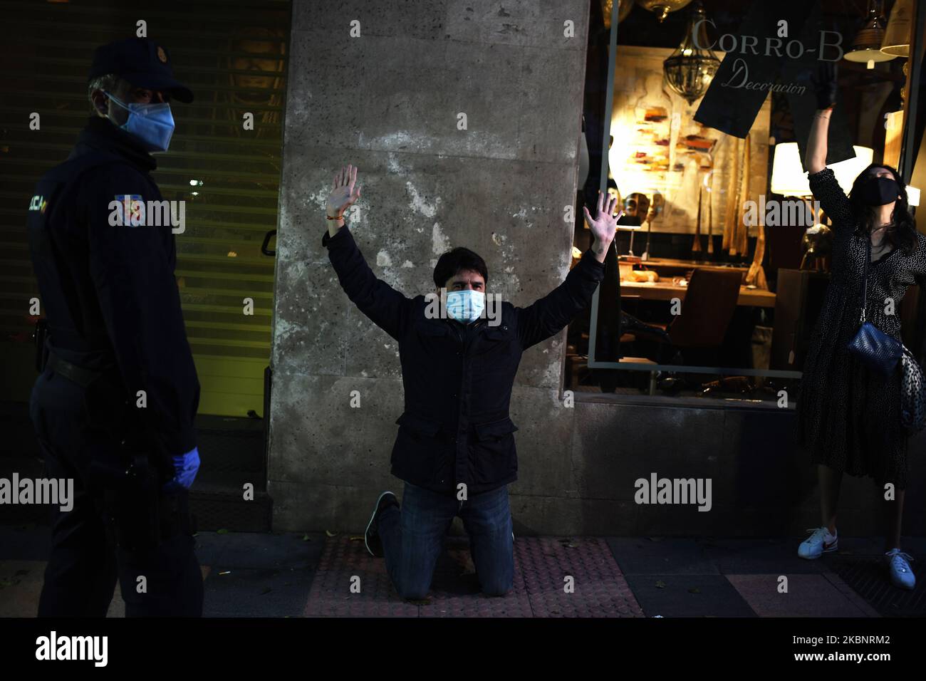 Ein Mann protestiert am 14.. Mai 2020 in Madrid gegen die Regierung wegen ihres Krisenmanagements mit dem Coronavirus. (Foto von Juan Carlos Lucas/NurPhoto) Stockfoto