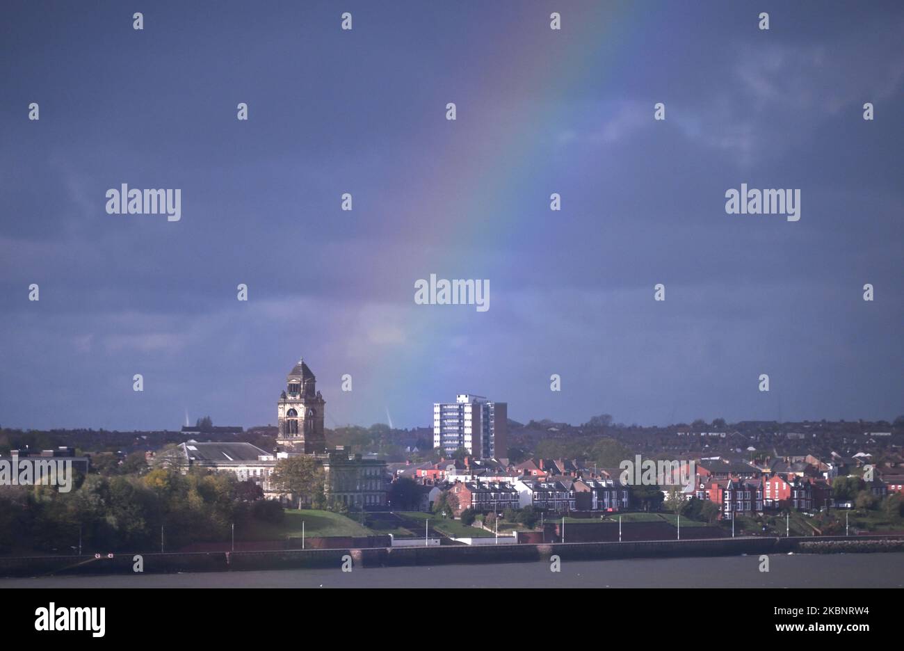 Wallasey, Großbritannien. 04.. November 2022. Über dem Rathaus von Wallasey ist ein Regenbogen zu sehen. Quelle: Marijan Murat/dpa/Alamy Live News Stockfoto