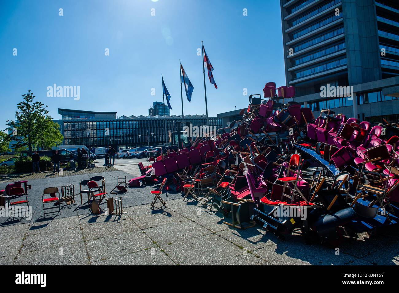 Mitarbeiter des Kultursektors protestieren am 15. Mai 2020 vor dem Eingang zum Provinzhaus in Den Bosch, Niederlande.im Rahmen eines Protestes des Kultursektors in Brabant gab es einen großen Stapel von Theatersitzen. Die neue Koalition in Brabant besteht aus mehreren politischen Parteien wie VVD, Forum for Democracy, CDA und Local Brabant. Ab 2023 wird die neue Koalition sieben Millionen Euro aus dem Budget für Sport, Kultur und Freizeitwirtschaft kürzen. (Foto von Romy Arroyo Fernandez/NurPhoto) Stockfoto