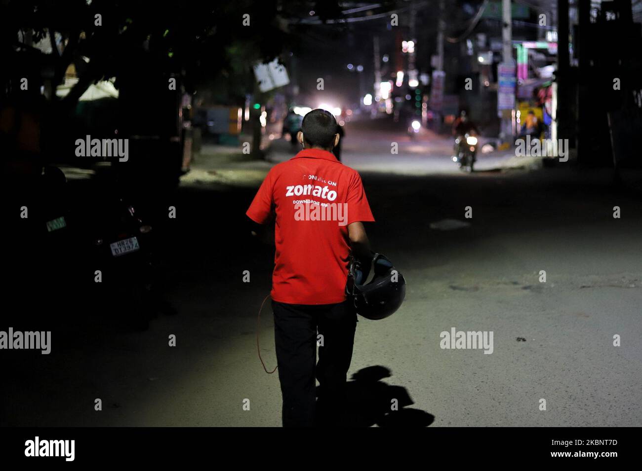 Ein Zomato Food Delivery Boy geht zurück, nachdem er am 15. Mai 2020 in Gurugram am Stadtrand von Neu-Delhi, Indien, eine Lebensmittelbestellung geliefert hat. Private Unternehmen sind ihre Mitarbeiter, die während des COVID-19-Coronavirus-Ausbruchs entlassen werden. (Foto von Nasir Kachroo/NurPhoto) Stockfoto