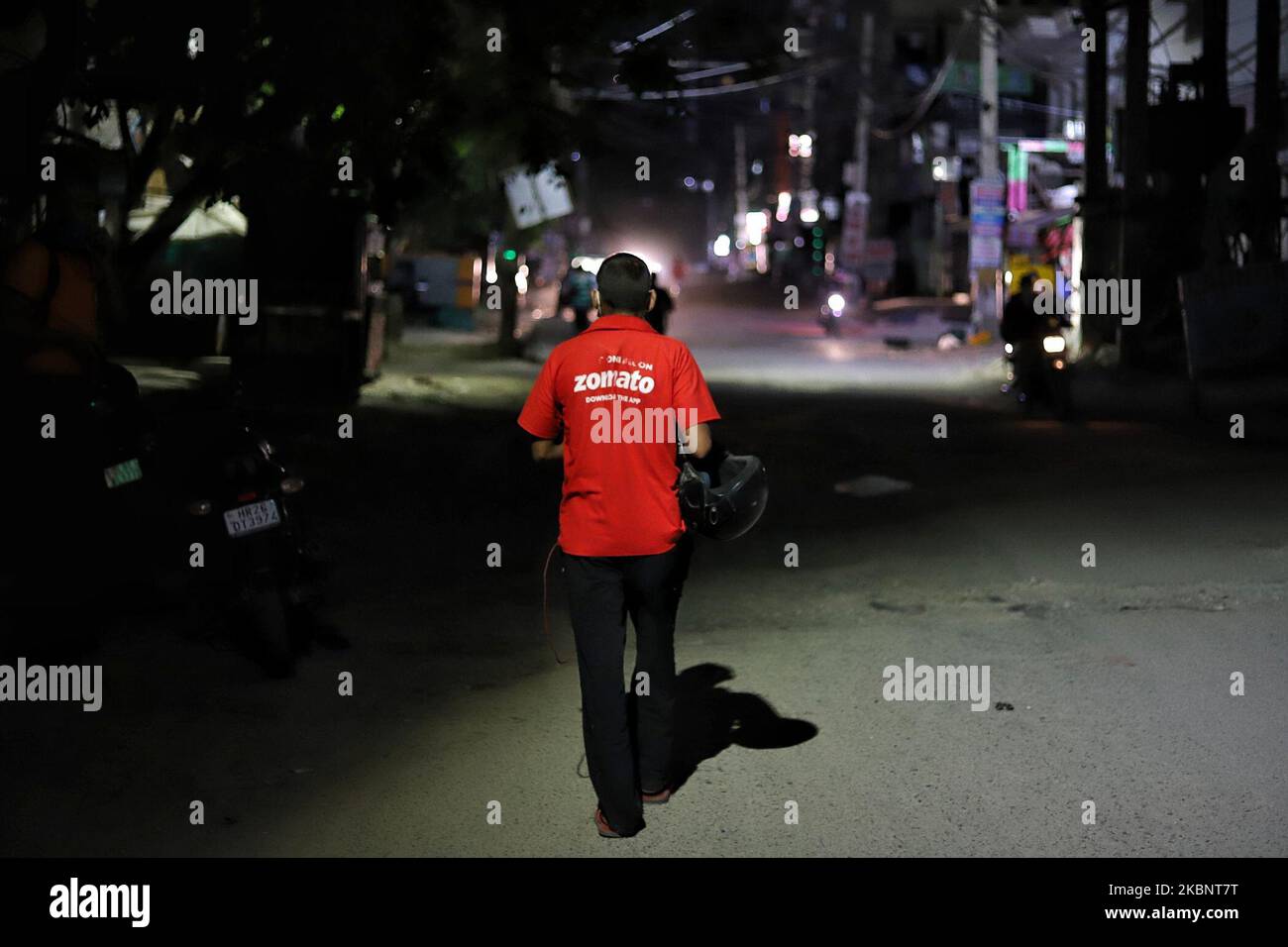 Ein Zomato Food Delivery Boy geht zurück, nachdem er am 15. Mai 2020 in Gurugram am Stadtrand von Neu-Delhi, Indien, eine Lebensmittelbestellung geliefert hat. Private Unternehmen sind ihre Mitarbeiter, die während des COVID-19-Coronavirus-Ausbruchs entlassen werden. (Foto von Nasir Kachroo/NurPhoto) Stockfoto