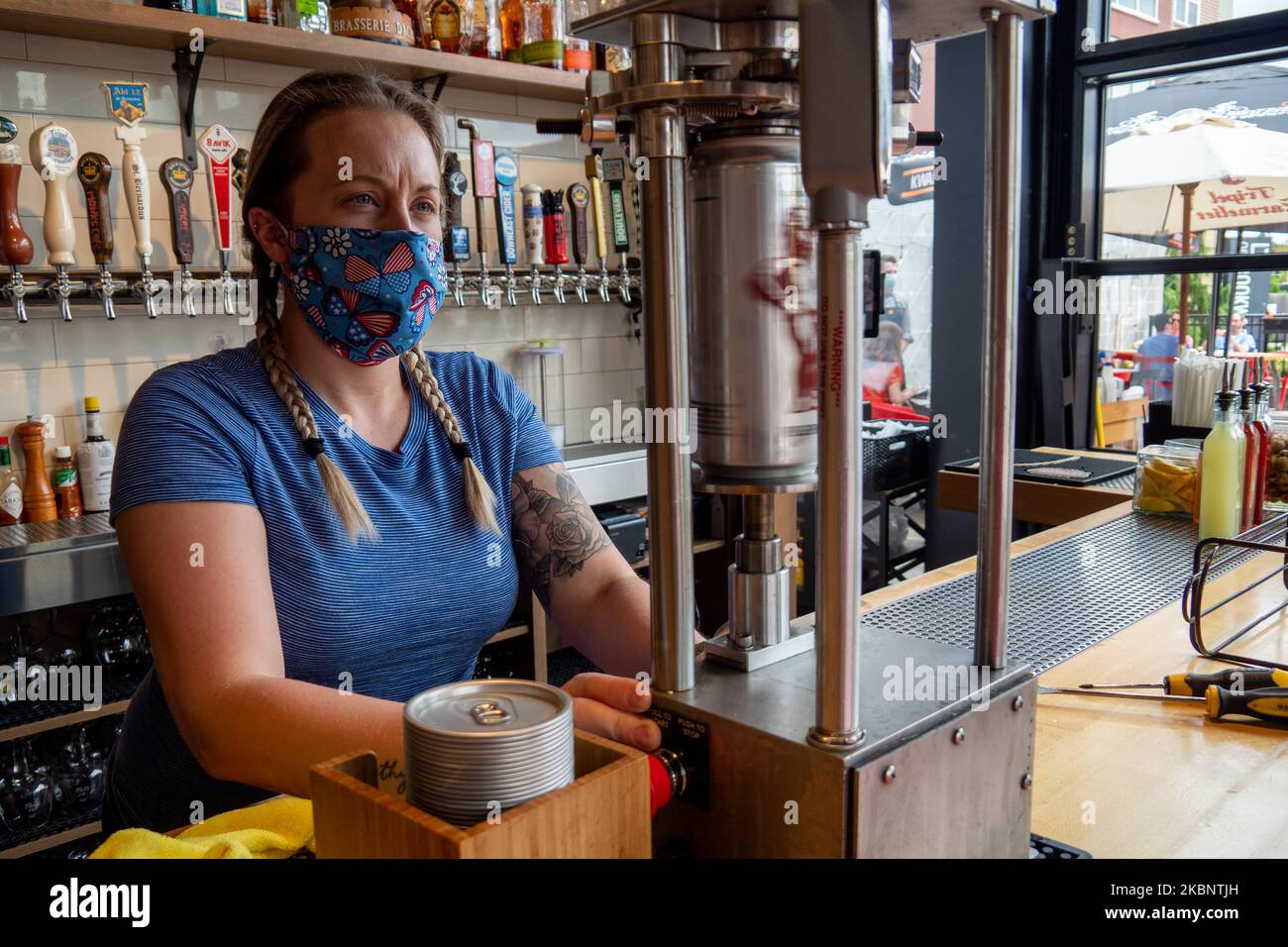 Amanda Keeton, Mitarbeiterin von Taste of Belgium, bereitet einen Bierzüchter für einen Kunden vor, während die Geschäfte nach der Coronavirus-Pandemie COVID-19 am Freitag, den 15. Mai 2020 in Cincinnati wieder eröffnet werden. Ohio, Usa. (Foto von Jason Whitman/NurPhoto) Stockfoto