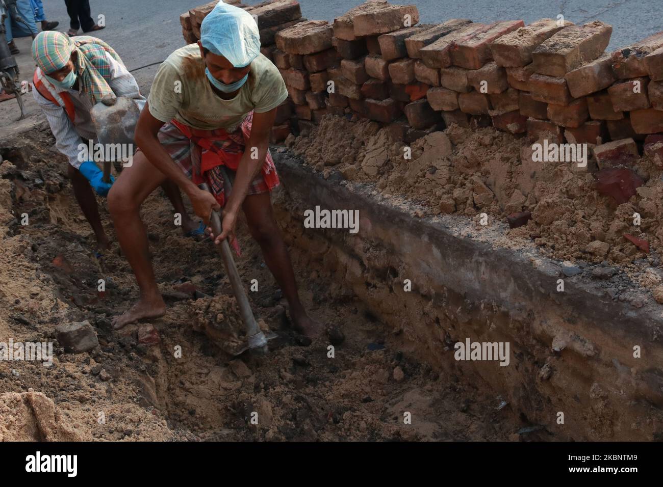 Indische Arbeitskräfte arbeiten an einer Wasserleitung, die am 15,2020. Mai in Kalkutta, Indien, Arbeiten verbindet.die Sperre, die am 25. März begann, führte zu einem Exodus von Arbeitern aus dem riesigen informellen Sektor, die aus den Städten in ihre angestammten Häuser auf dem Land flohen. Ökonomen sagen, dass die Arbeitslosigkeit in dieser Woche 24,7 % erreicht hat. (Foto von Debajyoti Chakraborty/NurPhoto) Stockfoto
