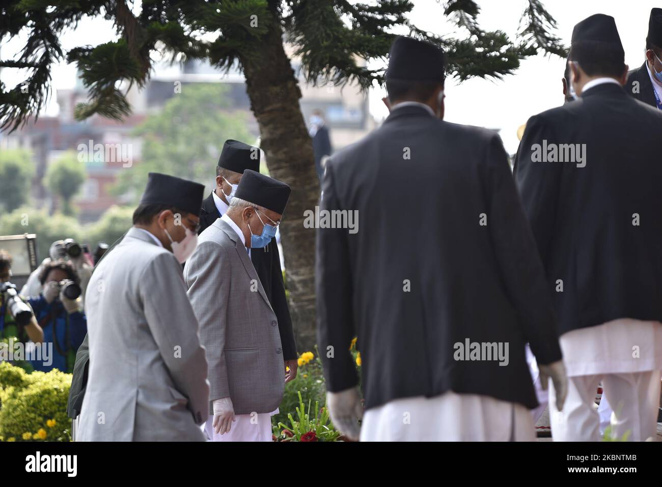 Premierminister KP Sharma Oli nimmt zusammen mit einer Gesichtsmaske an der diesjährigen Fiskalpolitik und den Programmen Teil, während sie am Freitag, den 15. Mai 2020, im bundestag in Kathmandu, Nepal, wegen der Ausbreitung des Corona Virus (COVID-19) landesweit vollständig gesperrt wurde. (Foto von Narayan Maharjan/NurPhoto) Stockfoto