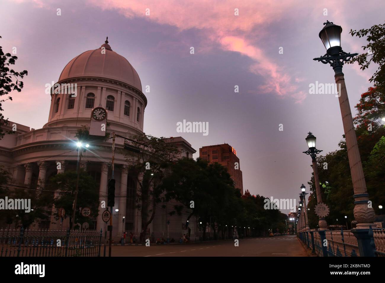 Eine verlassene Straße während einer landesweiten Sperre, um die Ausbreitung des neuen Coronavirus in Kalkutta, Indien, am 15,2020. Mai einzudämmen. Die im März 25 begonnene Sperre führte zu einer Exodus von Arbeitern aus dem riesigen informellen Sektor, die aus den Städten in ihre angestammten Häuser auf dem Land flohen. Ökonomen sagen, dass die Arbeitslosigkeit in dieser Woche 24,7 % erreicht hat. (Foto von Debajyoti Chakraborty/NurPhoto) Stockfoto