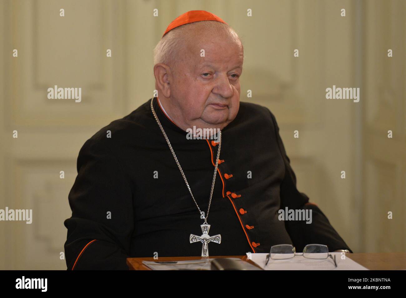 Kardinal Stanislaw Dziwisz bei der Übergabe des Briefes des pensionierten Papstes Benedikt XVI. Anlässlich des 100.. Jahrestages der Geburt von Johannes Paul II. Im Erzbischofspalast in Krakau. Am Freitag, den 15. Mai 2020, in Krakau, Polen. (Foto von Artur Widak/NurPhoto) Stockfoto