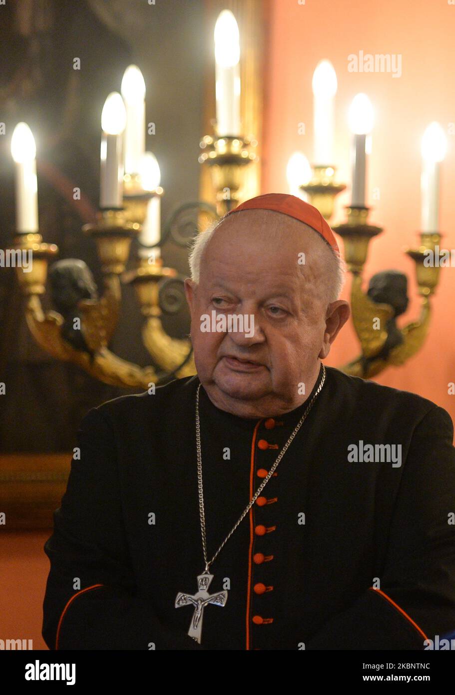 Kardinal Stanislaw Dziwisz bei der Übergabe des Briefes des pensionierten Papstes Benedikt XVI. Anlässlich des 100.. Jahrestages der Geburt von Johannes Paul II. Im Erzbischofspalast in Krakau. Am Freitag, den 15. Mai 2020, in Krakau, Polen. (Foto von Artur Widak/NurPhoto) Stockfoto