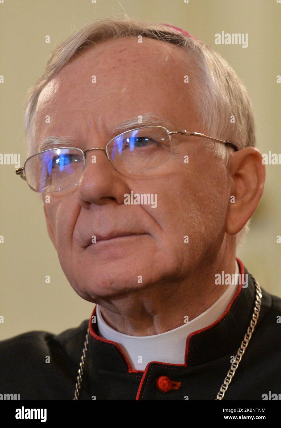 Erzbischof von Krakau, Marek Jedraszewski, bei der Übergabe des Briefes des pensionierten Papstes Benedikt XVI. Anlässlich des 100.. Jahrestages der Geburt von Johannes Paul II. Im Erzbischöflichen Palast in Krakau. Am Freitag, den 15. Mai 2020, in Krakau, Polen. (Foto von Artur Widak/NurPhoto) Stockfoto