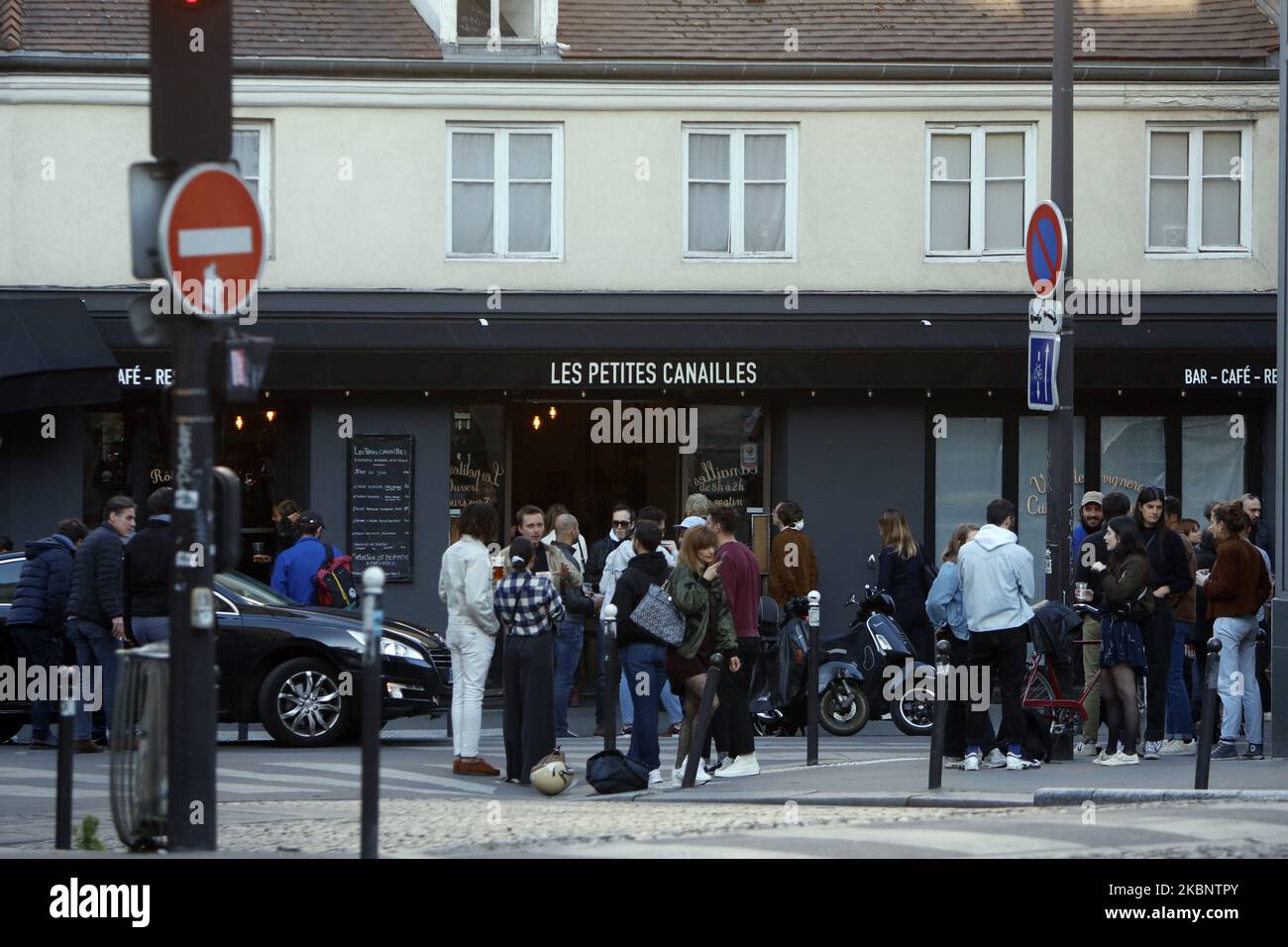 Menschen versinken an der Front eine Bar ruft Les Petites Canailles Paris am 15. Mai 2020 an, am fünften Tag der teilweisen Aufhebung einer fast zweimonatigen Sperre, die in Frankreich verhängt wurde, um die Ausbreitung der durch das neue Coronavirus verursachten Pandemie zu stoppen (COVID-19). (Foto von Mehdi Taamallah/NurPhoto) Stockfoto