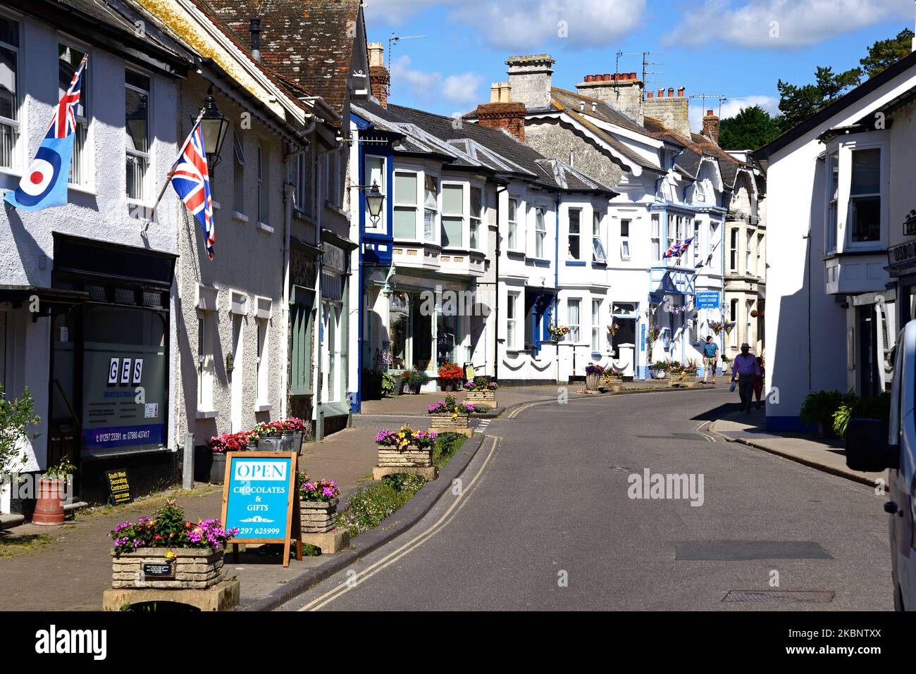 Geschäfte entlang der Fore Street im Stadtzentrum, Bier, Devon, Großbritannien, Europa. Stockfoto