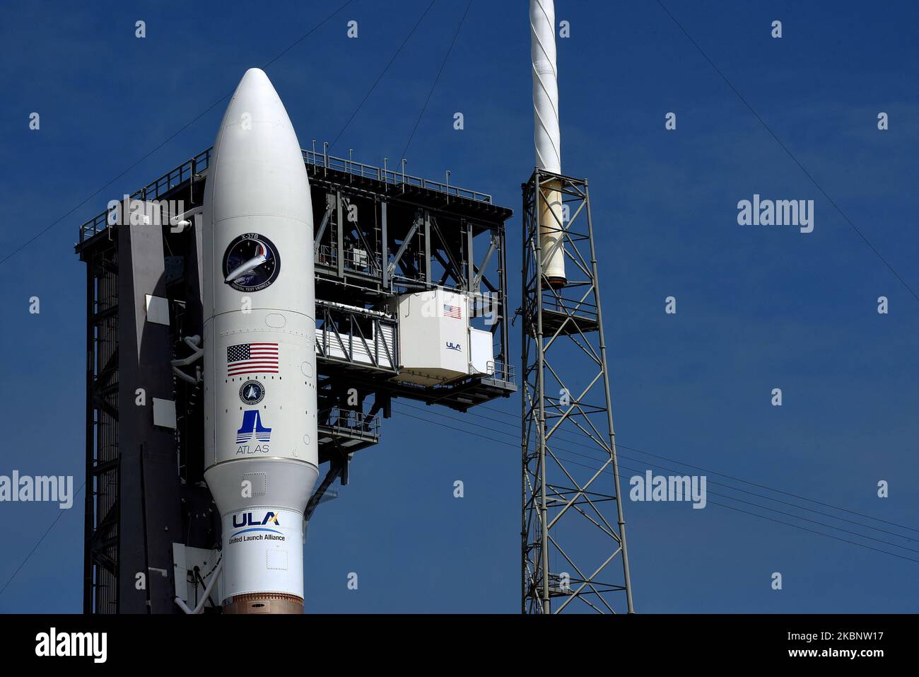 Eine United Launch Alliance ATLAS V-Rakete mit dem X-37B Orbital Test Vehicle (OTV-6) steht am 15. Mai 2020 für einen geplanten Start morgen auf der Cape Canaveral Air Force Station in Cape Canaveral, Florida, bereit. Die USSF-7-Mission für die U.S. Space Force wird der sechste Flug des Weltraumflugzeugs OTV-6 sein, einer unbemannten Raumsonde, die einer Miniaturversion des im Ruhestand gezogenen Weltraumshuttles der NASA ähnelt. (Foto von Paul Hennessy/NurPhoto) Stockfoto