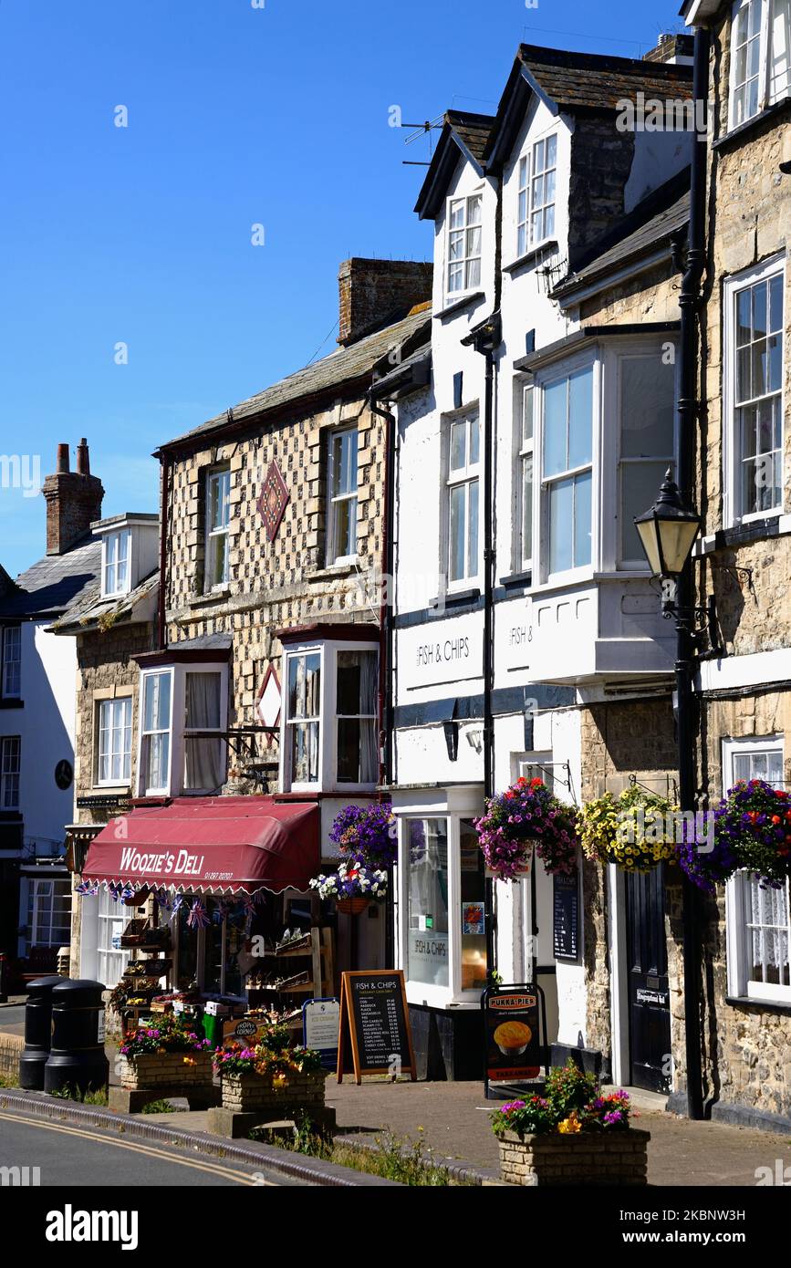 Geschäfte entlang der Fore Street im Stadtzentrum, Bier, Devon, Großbritannien, Europa. Stockfoto