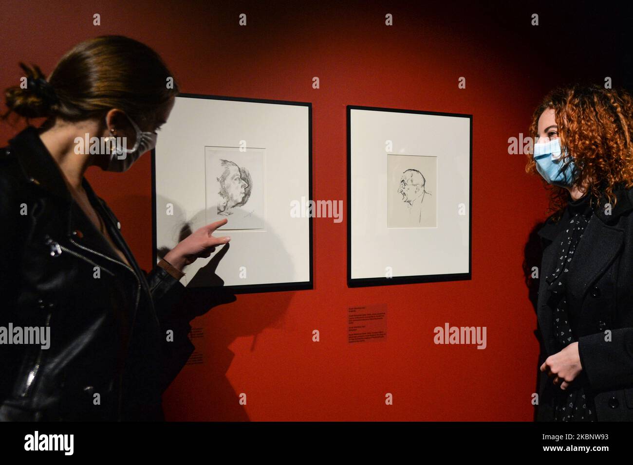 Zwei Damen mit Schutzmasken sehen „Like a Dream! Emil Orlik in Japan' eine Ausstellung eines tschechischen Künstlers, im Manggha Museum of Japanese Art and Technology in Krakau. Am 15. Mai 2020 in Krakau, Polen. (Foto von Artur Widak/NurPhoto) Stockfoto