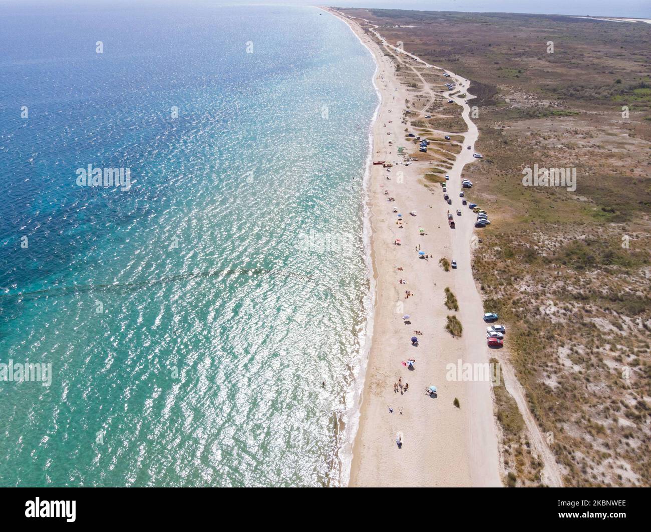 Luftaufnahme von einer Drohne von Menschen am Strand von Potamos in Epanomi, einem Strand in der Nähe von Thessaloniki und Chalkidiki am 15. Mai 2020. Strandbars und organisierte Strände wurden am Samstag, den 16. Mai 2020, während einer Hitzewelle mit Temperaturen über 35 Grad geöffnet Strandgänger sehen Entspannung, Schwimmen und Sonnenbaden ohne die von der Regierung verrieten Maßnahmen gegen die Coronavirus-Pandemie Covid-19, wie soziale Distanzierung oder Masken. Griechenland lockert allmählich die Sperre, so dass die Menschen ohne Genehmigung innerhalb der Region reisen und die Geschäfte öffnen können. Reisen in ein anderes Gebiet, Präfektur, ist immer noch auf einem Stockfoto