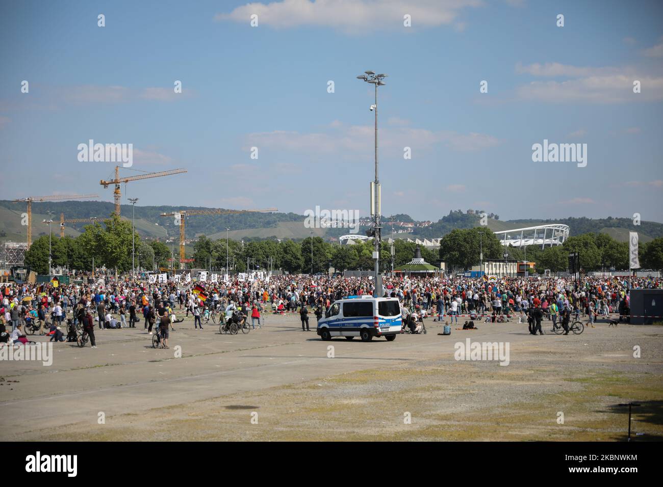 Tausende von Teilnehmern nehmen am 16. Mai 2020 in Stuttgart an dem Protest gegen die Einschränkungen des Coronavirus Teil (Foto: Agron Beqiri/NurPhoto) Stockfoto