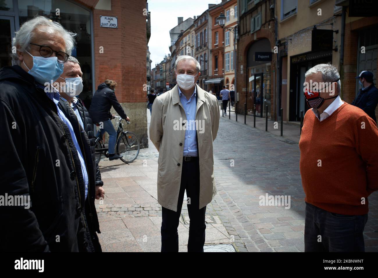 Jean-Luc Moudenc unter Ladenbesitzern während der verbotenen Zusammenkunft von Einzelhändlern in Toulouse, Frankreich, am 16. Mai 2020.als die Sperre in Frankreich am 11.. Mai zu Ende ging und die Demonstranten der Gelbwesten zu einem neuen Protest für den 16.. Mai riefen, versammelten sich einige Einzelhändler gegen die Gelbwesten-Bewegung. Der Bürgermeister von Toulouse, Jean-Luc Moudenc, kam, um seine Unterstützung zu zeigen. Nur ein Dutzend Einzelhändler versammelten sich. Das Treffen der Händler sowie das Treffen der Gelbwesten wurden vom Präfekten von Haute-Garonne verboten.Es gab einige Scharmützel zwischen den Händlern und den wenigen Demonstranten, die hier waren. Fast ev Stockfoto