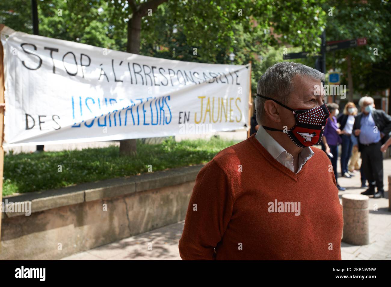 Eine Ladenbesitzerin vor einem Transparent, reding „der Unverantwortlichkeit der Usurpatoren der Gelben Westen“ in Toulouse, Frankreich, am 16. Mai 2020. Als die Sperre in Frankreich am 11.. Mai zu Ende ging und die Demonstranten der Gelbwesten zu einem neuen Protest für den 16.. Mai riefen, versammelten sich einige Einzelhändler gegen die Gelbwesten-Bewegung. Der Bürgermeister von Toulouse, Jean-Luc Moudenc, kam, um seine Unterstützung zu zeigen. Nur ein Dutzend Einzelhändler versammelten sich. Das Treffen der Händler sowie das Treffen der Gelbwesten wurden vom Präfekten von Haute-Garonne verboten.Es gab einige Scharmützel zwischen Einzelhändlern und den wenigen Demonstranten der Gelbwesten Stockfoto