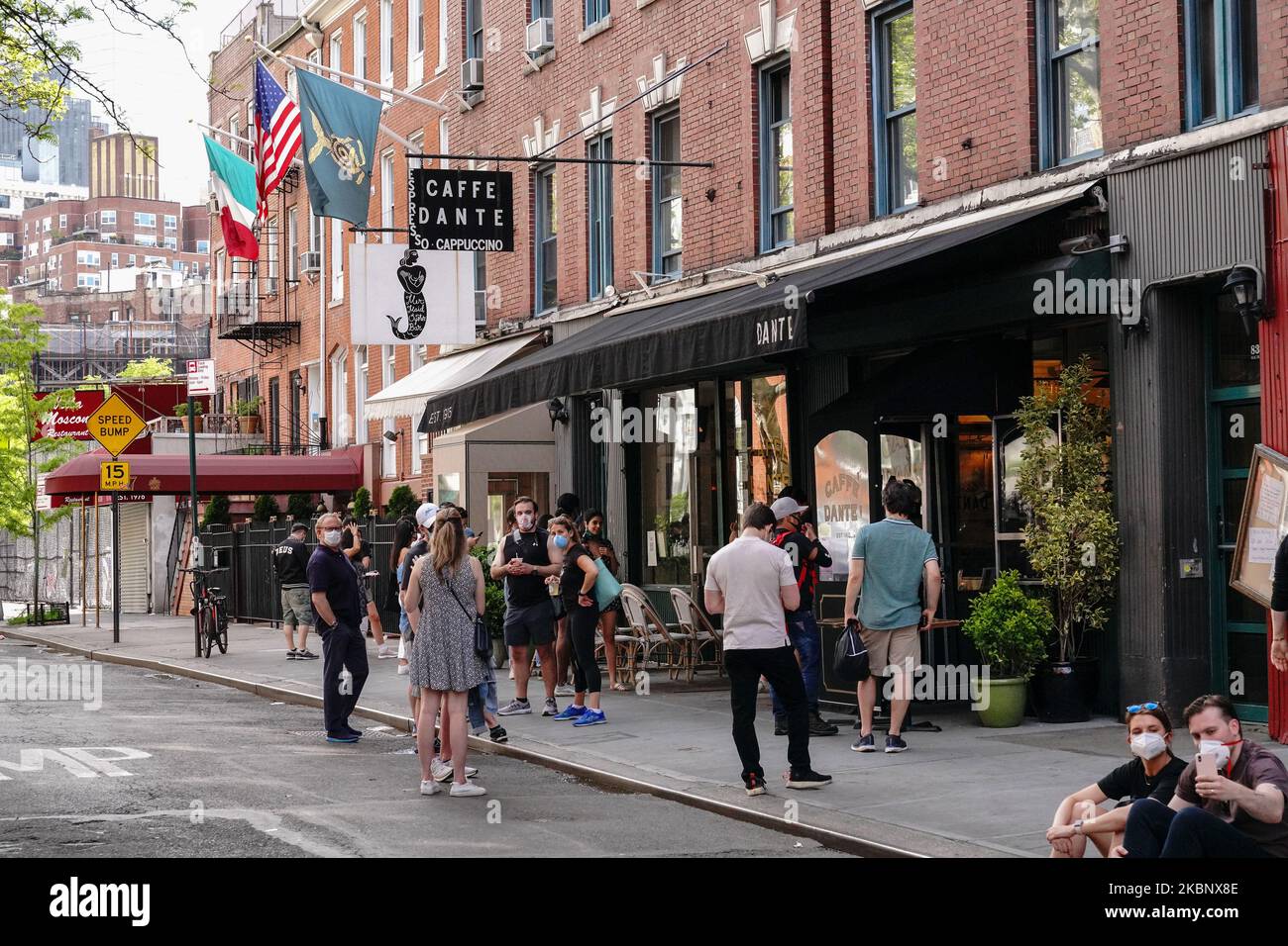 Ein Blick auf Menschen, die während der Coronavirus-Pandemie am 16. Mai 2020 in New York City in New York Bars schrofften. COVID-19 hat sich in den meisten Ländern der Welt verbreitet und forderte über 308.000 Menschenleben mit über 4,6 Millionen gemeldeten Infektionen. (Foto von John Nacion/NurPhoto) Stockfoto