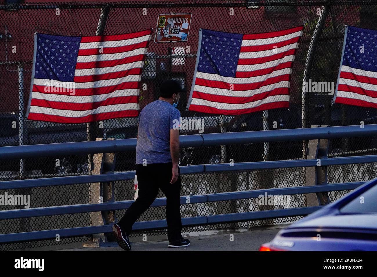 Ein Blick auf die American Flags in Maspeth, Queens während der Coronavirus-Pandemie am 16. Mai 2020 in New York City. COVID-19 hat sich in den meisten Ländern der Welt verbreitet und forderte über 308.000 Menschenleben mit über 4,6 Millionen gemeldeten Infektionen. (Foto von John Nacion/NurPhoto) Stockfoto