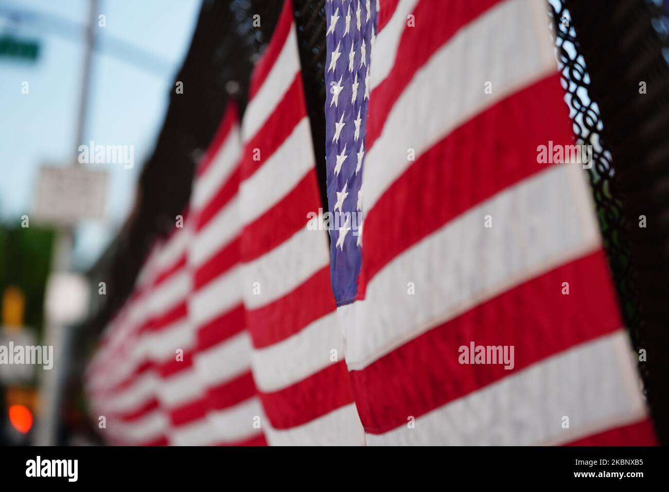 Ein Blick auf die American Flags in Maspeth, Queens während der Coronavirus-Pandemie am 16. Mai 2020 in New York City. COVID-19 hat sich in den meisten Ländern der Welt verbreitet und forderte über 308.000 Menschenleben mit über 4,6 Millionen gemeldeten Infektionen. (Foto von John Nacion/NurPhoto) Stockfoto