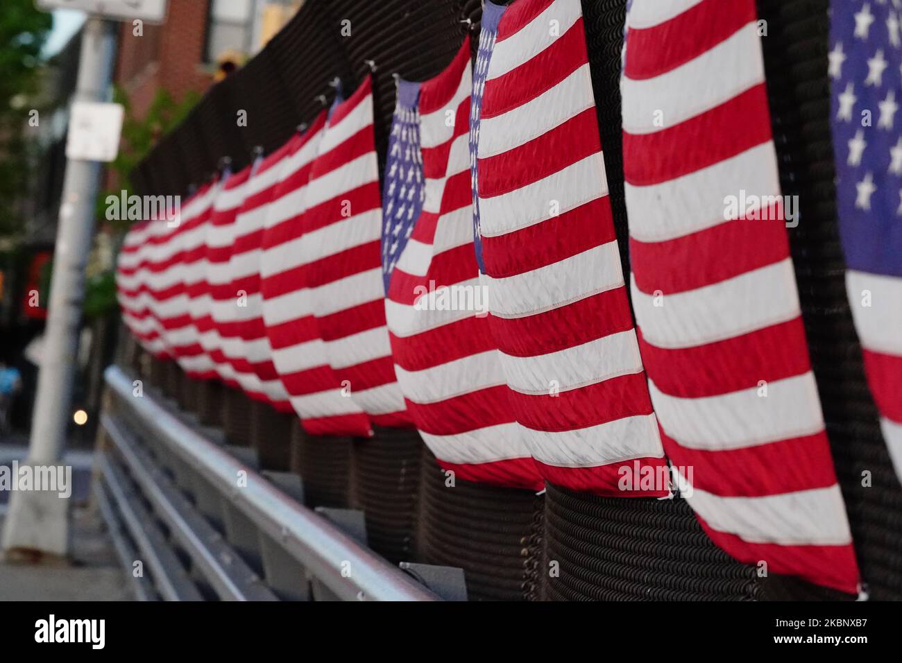 Ein Blick auf die American Flags in Maspeth, Queens während der Coronavirus-Pandemie am 16. Mai 2020 in New York City. COVID-19 hat sich in den meisten Ländern der Welt verbreitet und forderte über 308.000 Menschenleben mit über 4,6 Millionen gemeldeten Infektionen. (Foto von John Nacion/NurPhoto) Stockfoto