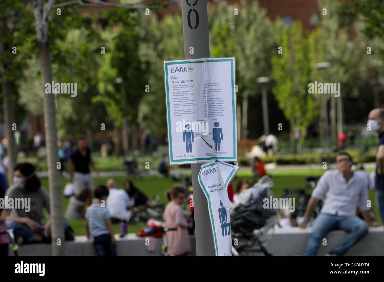 Allgemeine Ansicht der Menschen im Park der Piazza Gae Aulenti am Sonntagnachmittag vor dem ersten Tag der Phase 2, mit der Möglichkeit, die verschiedenen Aktivitäten nach dem Notfall zu öffnen Covid-19, 17 2020. Mai (Foto von Mairo Cinquetti/NurPhoto) Stockfoto