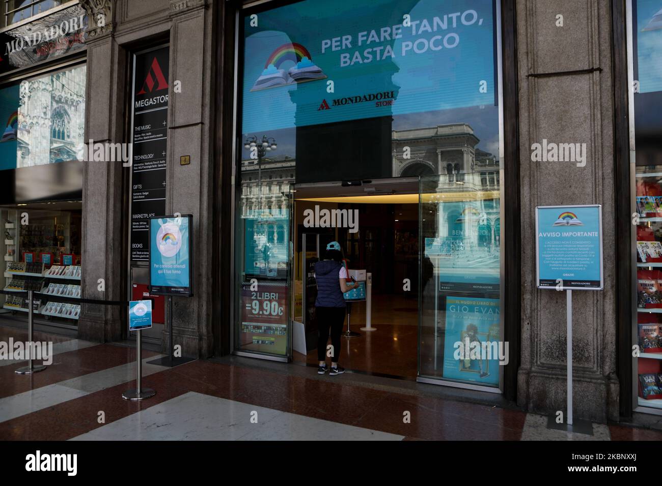 Der Eingang zur Buchhandlung Mondadori, Mailand, Mai 17 2020 (Foto: Mairo Cinquetti/NurPhoto) Stockfoto