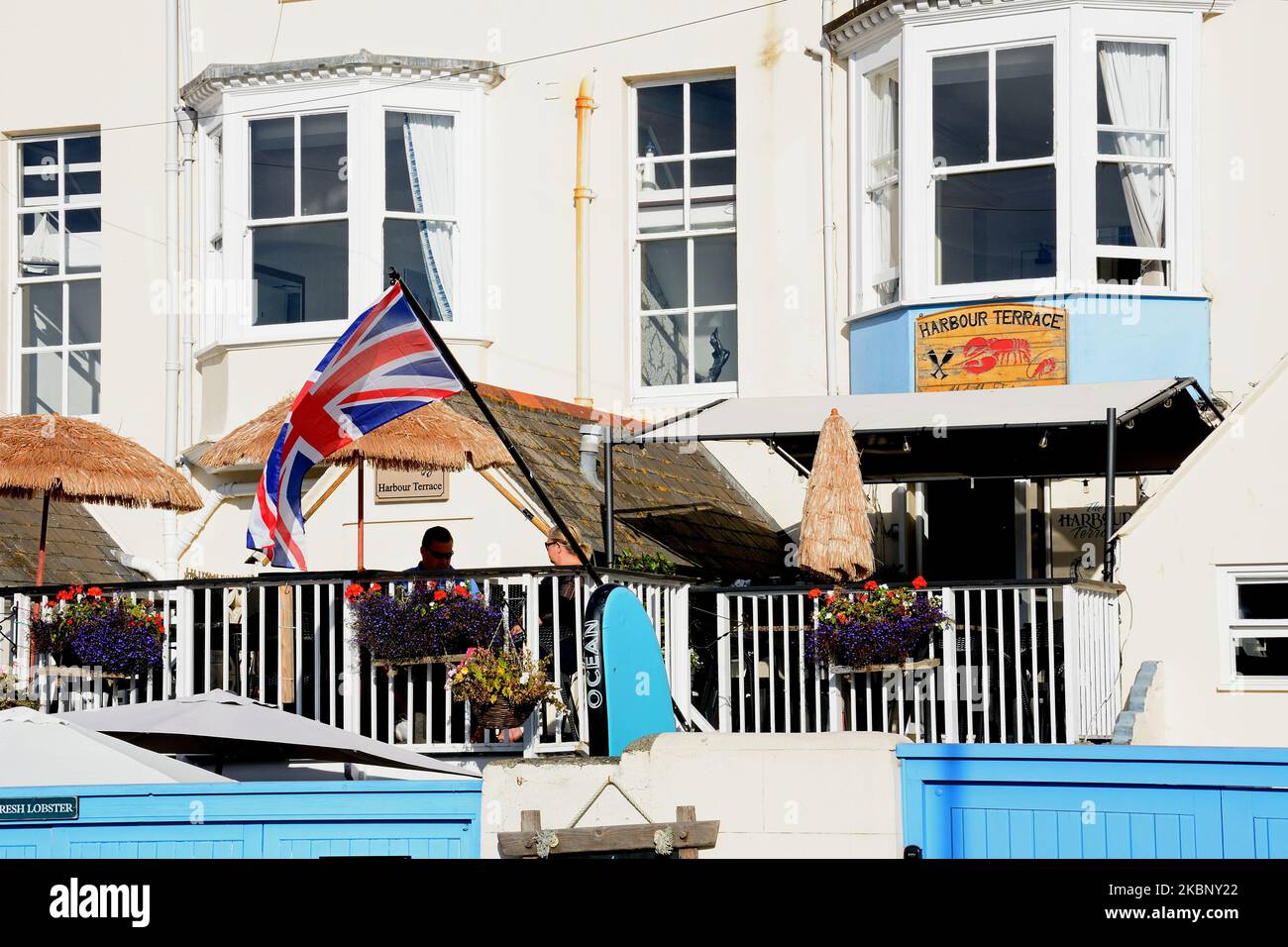 Café und Restaurant auf der Hafenterrasse neben dem Hafen, Weymouth, Dorset, Großbritannien, Europa. Stockfoto