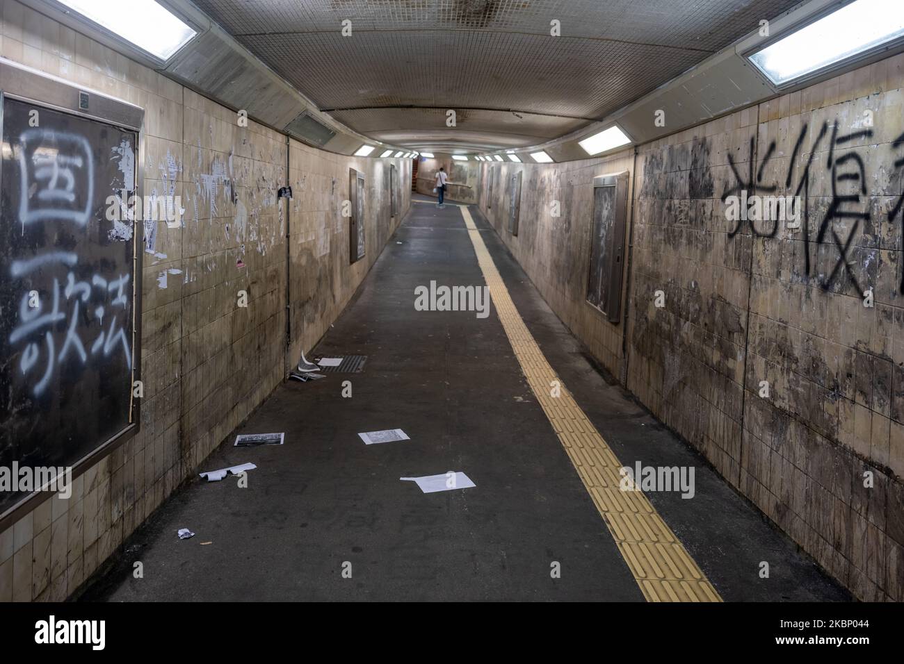 Zerrissene Plakate aus einer Lennon-Mauer in einem U-Bahn-Tunnel in Hongkong, China, am 9. Mai 2020. Oppositionelle haben das Plakat abgerissen und dann erneut veröffentlicht. Dieser Zyklus wiederholt sich immer wieder. (Foto von Kwan Wong/NurPhoto) Stockfoto