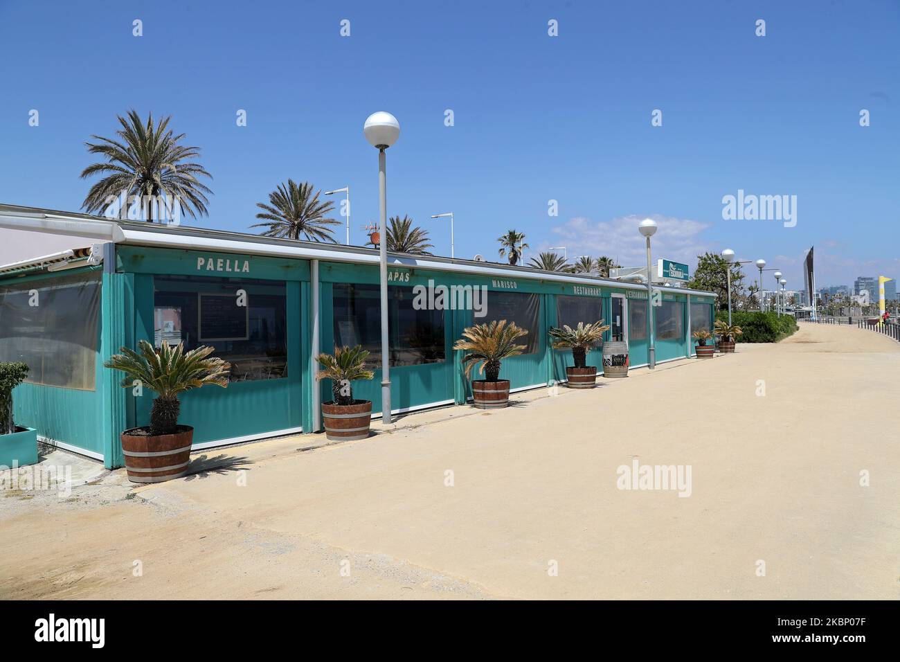 Strandrestaurants sind am ersten Tag der Phase 0,5 der Entfindung in Barcelona, Spanien, am 18.. Mai 2020 noch geschlossen. (Foto von Joan Valls/Urbanandsport/NurPhoto) Stockfoto
