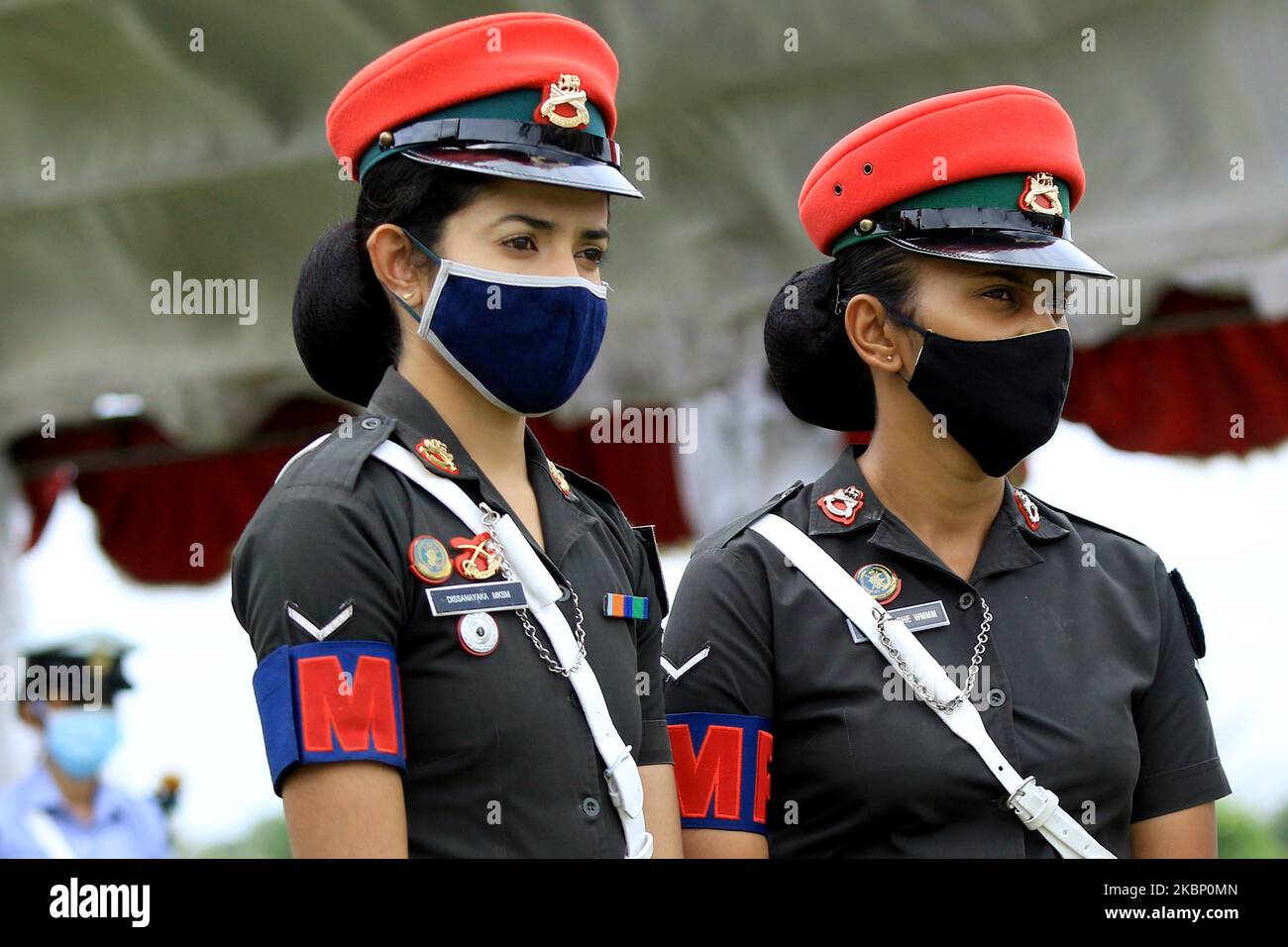 Srilankische Soldatinnen mit Schutzmaske nehmen an einer Probe vor dem „National war Heroes Day“ Teil, der am 19. Mai den 11.. Jahrestag des Kriegs Sri Lankas über die terroristische LTTE-Organisation am National war Heroes’ Monument in Colombo, Sri Lanka, feiern wird. Am 18. Mai 2020. (Foto von Tharaka Basnayaka/NurPhoto) Stockfoto