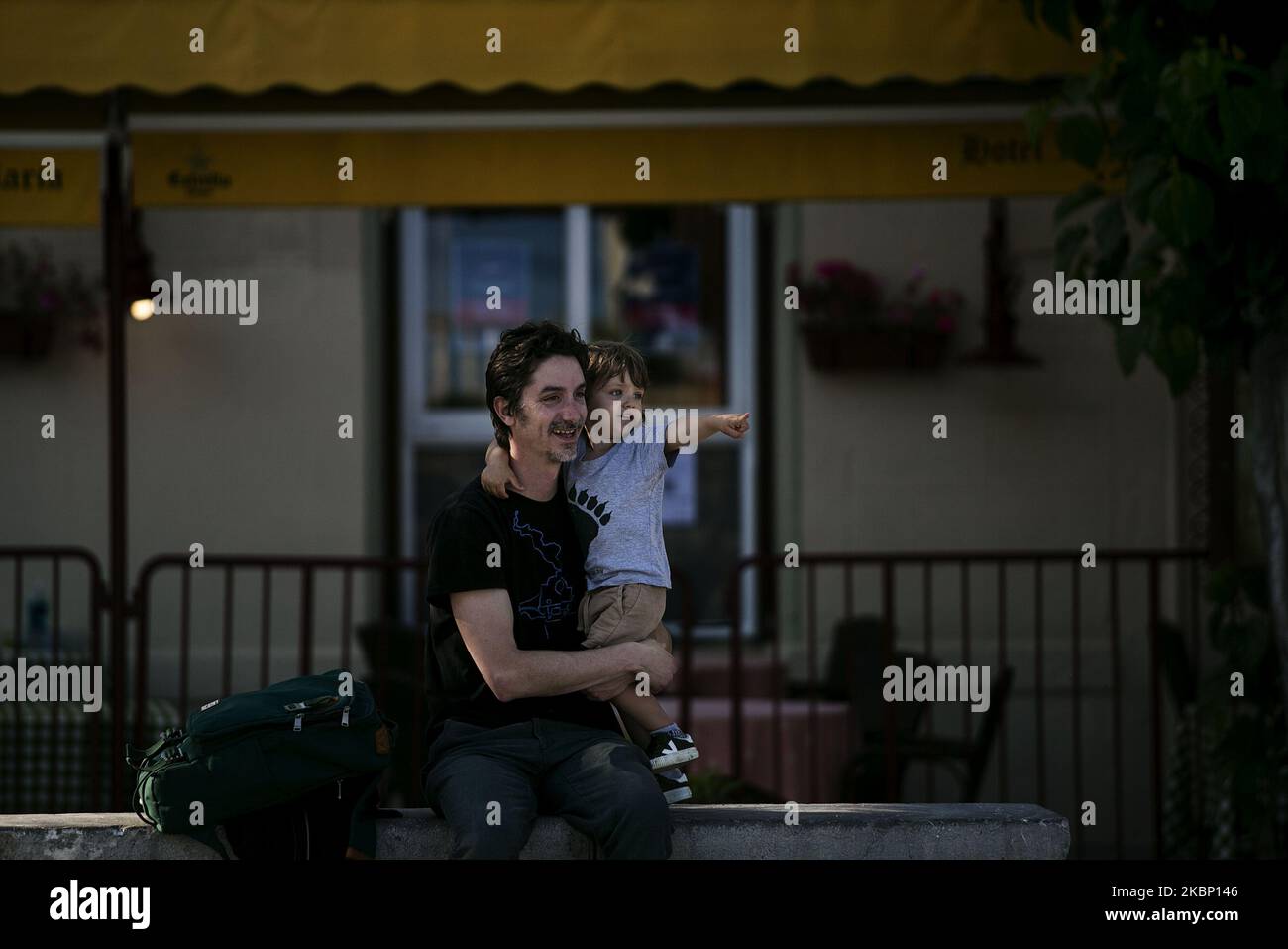 Ein Mann und sein Sohn genießen den Nachmittag in Sitges (Barcelona), Spanien, am 18. Mai 2020. (Foto von Robert Bonet/NurPhoto) Stockfoto