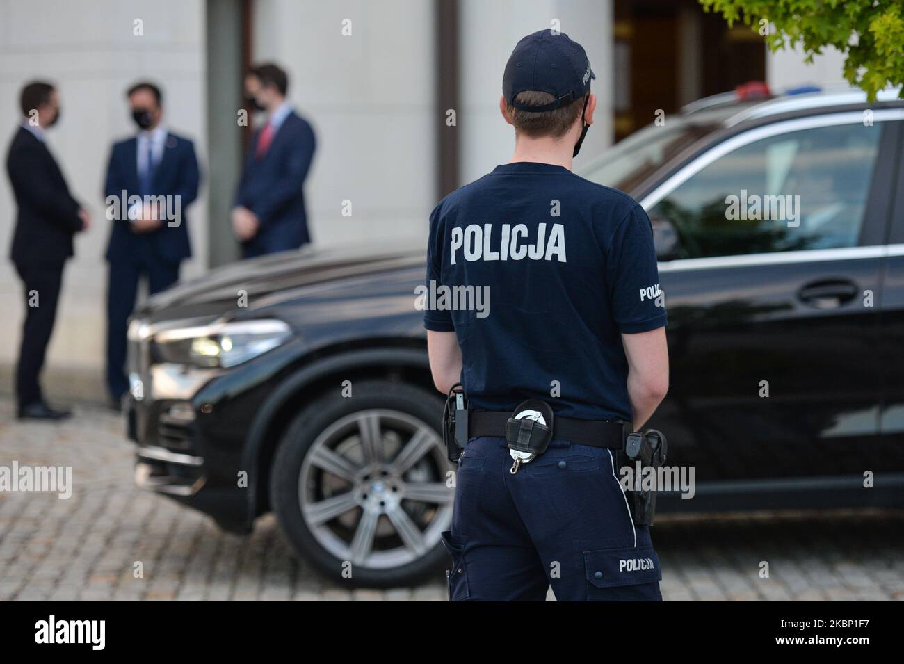 Eine sehr starke Präsenz der Polizei und anderer Sicherheitskräfte um das Johannes-Paul-II-Zentrum in Krakau-Lagiewniki. Der polnische Präsident Andrzej Duda, der polnische Premierminister Mateusz Mazowiecki, Mitglieder der polnischen Regierung, Jaroslaw Kaczynski, Vorsitzender des politischen Parteivorsitzenden für Recht und Gerechtigkeit, lokale Politiker und geladene Gäste nahmen an einer Sondermesse zum 100.. Geburtstag von Papst Johannes Paul II. Teil, die alle hinter verschlossenen Türen stattfand. Am Montag, den 18. Mai 2020, im Johannes Paul II. Zentrum, Krakau, Polen. (Foto von Artur Widak/NurPhoto) Stockfoto