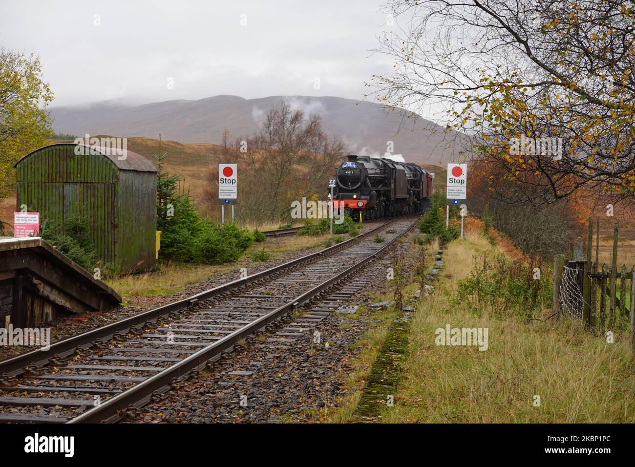 Dampflokomotive 45212 und 45407 Lancashire Fusilier an der Rannoch Station, zurück nach Carnforth am Ende der Saison 2022, Scottish Highlands. Stockfoto