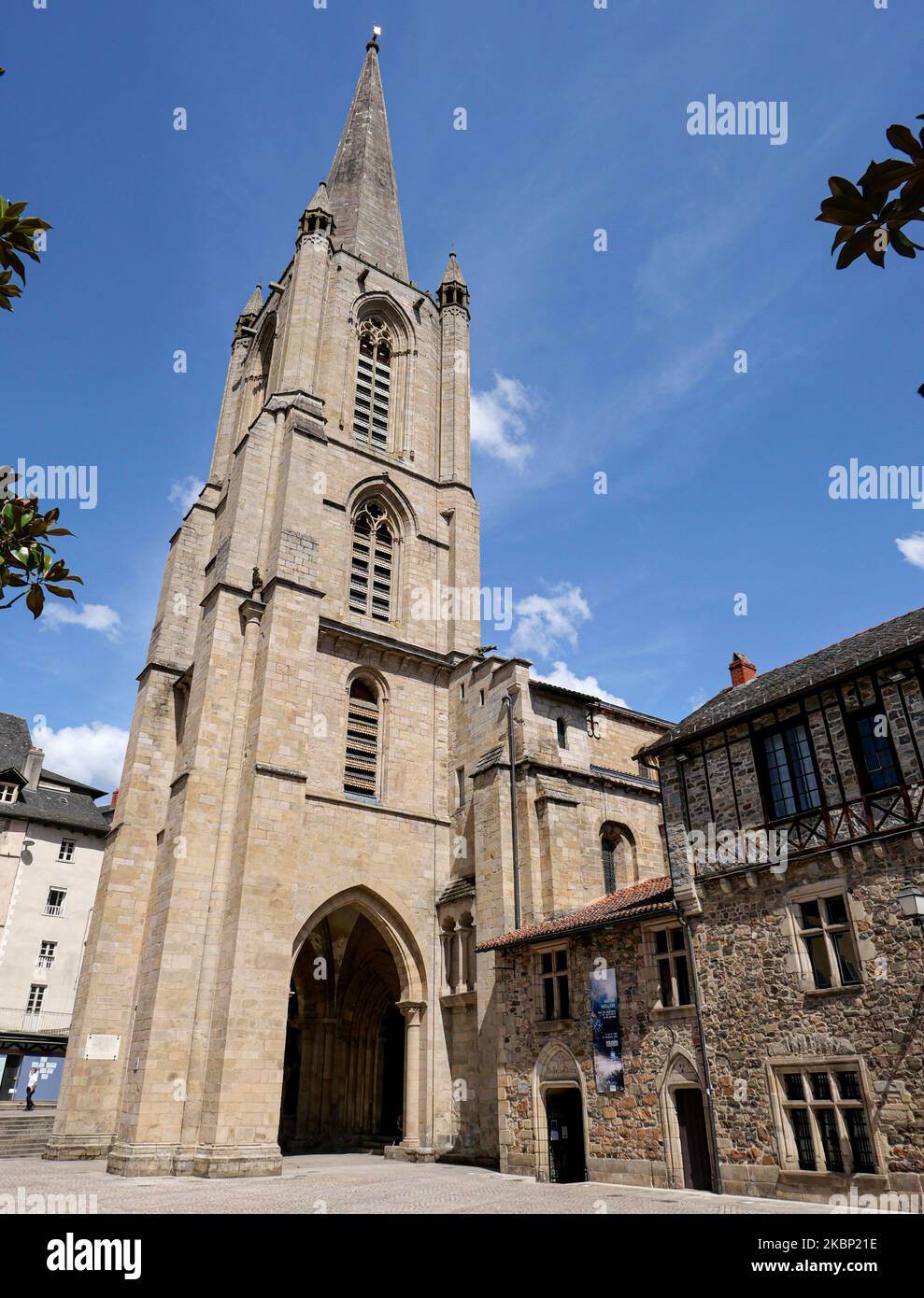 Tüll, Mittelfrankreich: Der Kirchturm der Kathedrale Notre Dame und sein Kreuzgang, in dem sich das Museum für regionale Kunst und Volkstraditionen befindet. Stockfoto