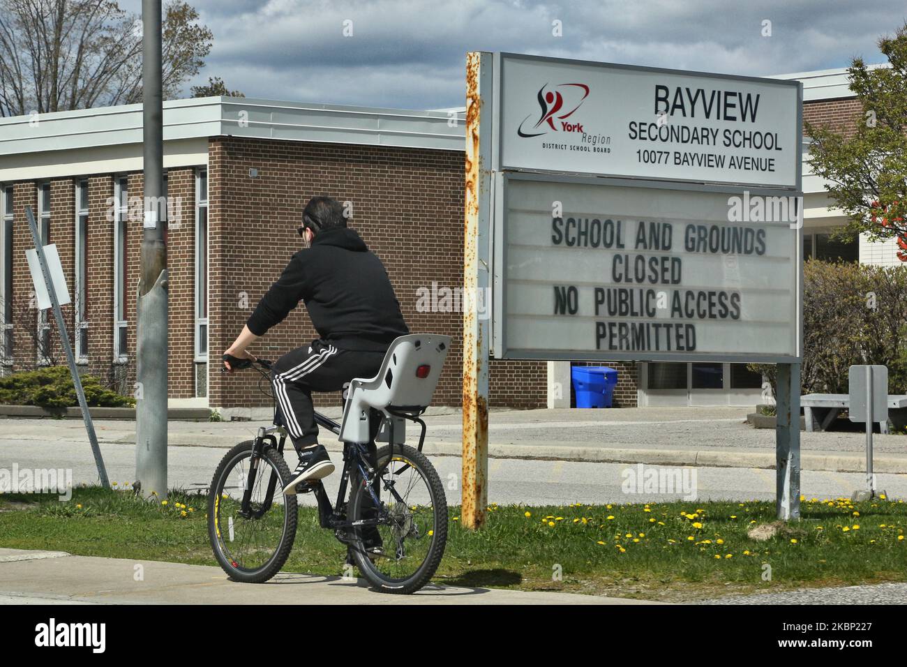 Am 16. Mai 2020 fährt ein Mann mit dem Fahrrad an einer Schule in Toronto, Ontario, Kanada vorbei. Alle Schulen sind seit dem Monat März geschlossen, um Kinder zu schützen und die Ausbreitung des neuartigen Coronavirus (COVID-19) zu verlangsamen. (Foto von Creative Touch Imaging Ltd./NurPhoto) Stockfoto