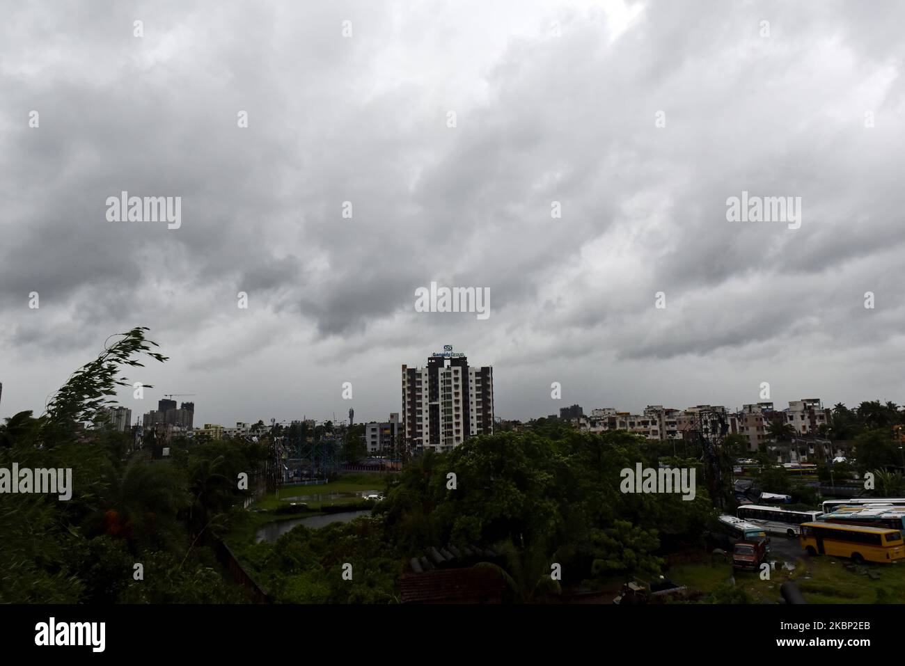 Während des Amphan-Super-Zyklons in Kalkutta, Indien, 20. Mai 2020 bilden sich dichte Wolken. (Foto von Indranil Aditya/NurPhoto) Stockfoto