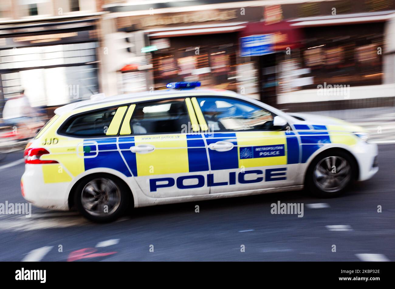 Am 20. Mai 2020 rast ein Polizeiauto auf einem Notruf entlang des Bloomsbury Way in London, England. Der britische Premierminister Boris Johnson kündigte heute an, dass das britische Kontaktverfolgungssystem ab dem nächsten Monat einsatzbereit sein wird, wenn das Land auch in die nächste Phase seiner Auftretenssperre übergehen wird. Weitere 363 covid-19 Todesfälle wurden heute vom britischen Gesundheitsministerium gemeldet, womit sich die Gesamtzahl auf 35.704 beläuft. (Foto von David Cliff/NurPhoto) Stockfoto