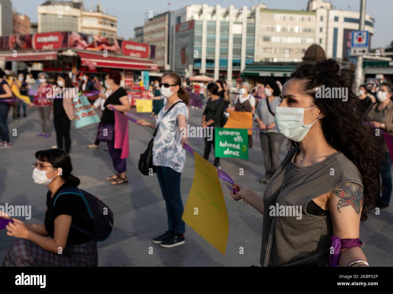 Frauen mit schützenden Gesichtsmasken, die während einer Demonstration in Istanbul, Türkei, zum Protest gegen Gewalt gegen Frauen und Kindesmissbrauch während des Coronavirus-Ausbruchs am 20. Mai 2020 gesehen wurden. Sie forderten, dass das Übereinkommen von Istanbul (Übereinkommen zur Verhütung und Bekämpfung von Gewalt gegen Frauen und häuslicher Gewalt) in der Türkei in Kraft tritt. Die Demonstration fand gemäß den Kontaminationsmaßnahmen und den sozialen Distanzierungsregeln statt, indem violette Bänder gehalten wurden. (Foto von Erhan Demirtas/NurPhoto) Stockfoto