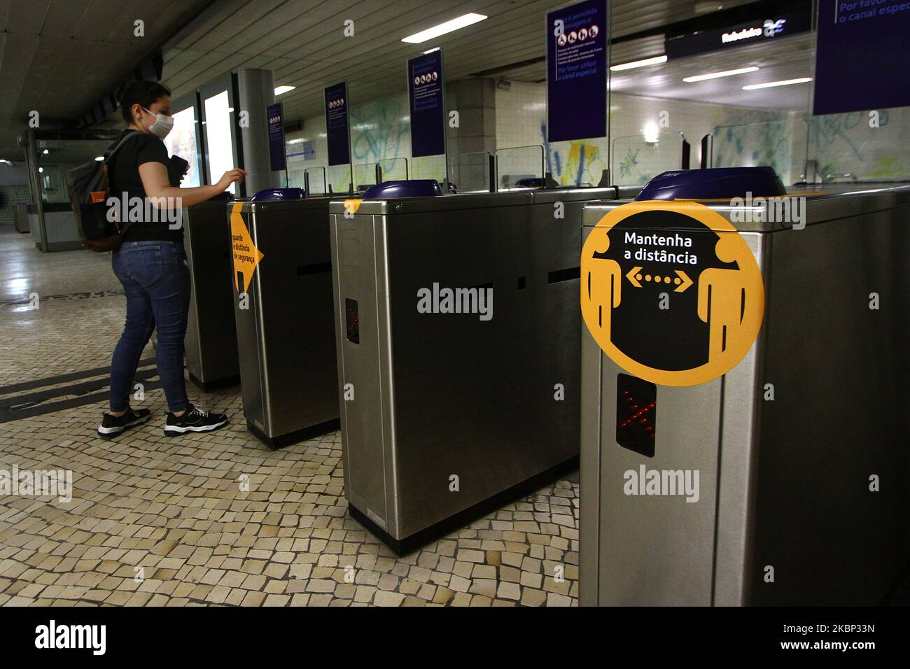 Die Lissabonner Metro-Gesellschaft hat eine Reihe von Signalelementen installiert, die darauf hindeuten, dass die Nutzer auf die Entfernung warten, um eine mögliche Ansteckung von COVID-19 am 20. Mai 2020 in Lissabon, Portugal, zu vermeiden. Die portugiesische Generaldirektion Gesundheit (DGS) hat neue Empfehlungen zur Nutzung des öffentlichen Verkehrs für Unternehmen, Arbeitnehmer und Nutzer veröffentlicht. Laut dem DGS sollte neben der bereits obligatorischen Verwendung von Masken "der Austausch von materiellen Gegenständen zwischen Arbeitern und Nutzern (z. B. Zahlungen mit Münzen oder Scheinen) vermieden und der elektronische Zahlungsverkehr bevorzugt werden". Der Plan sho Stockfoto